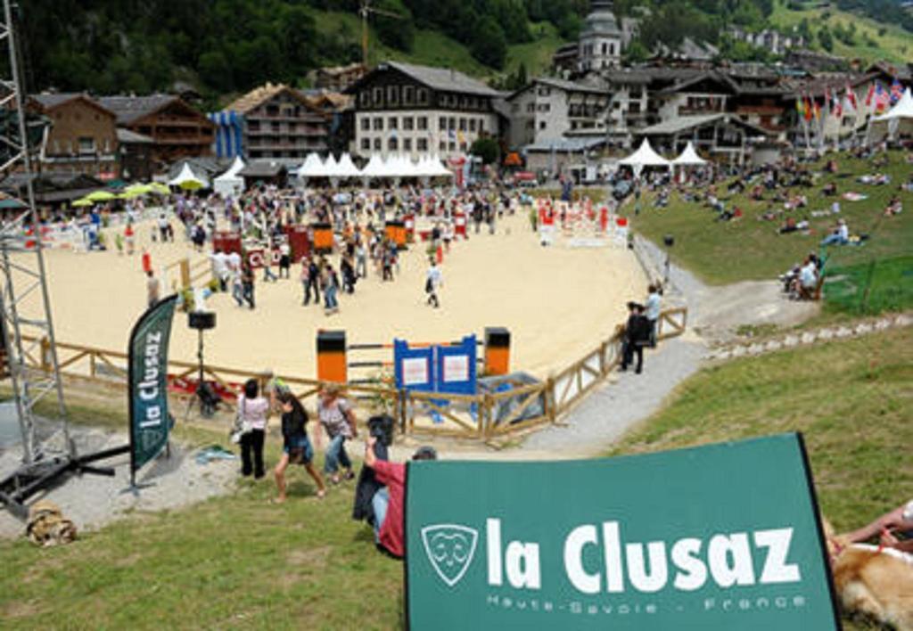 Hotel La Montagne La Clusaz Bagian luar foto